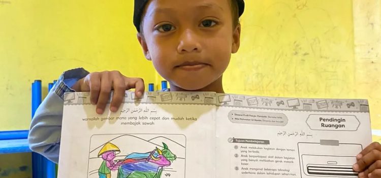 Hari ini anak-anak TK RQ belajar mengenal alat-alat untuk membajak sawah Hari ini anak-anak TK RQ belajar mengenal alat-alat untuk membajak sawah