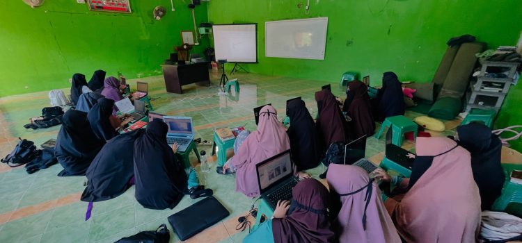 Santri Royatul Qur’an Belajar Teknologi Sejak Dini Santri Royatul Qur’an Belajar Teknologi Sejak Dini